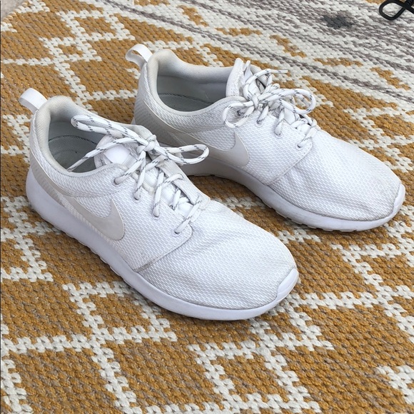 white roshes womens